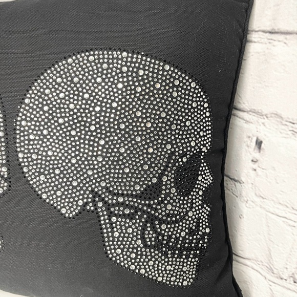 *NEW* Rhinestone 3 Skulls Black 14" x
20" Throw Pillow - Picture 4 of 8